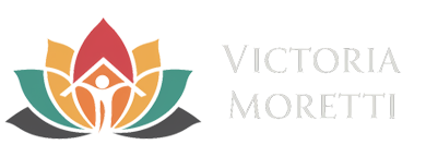 Fisioterapeuta atendendo idosa em casa com cuidado e atenção