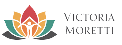 Fisioterapeuta atendendo idosa em casa com cuidado e atenção